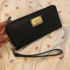 🎀 Authentic Michael Kors Travel Wallet 🎀